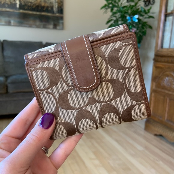 Signature Coach Wallet - Picture 2 of 5